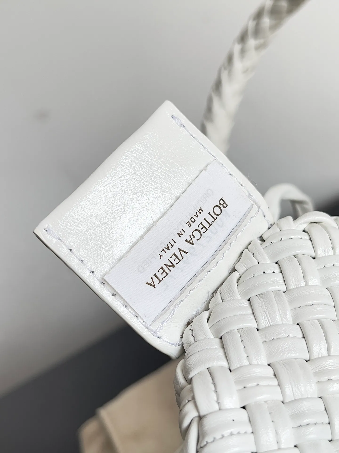 Batch 5760 BV collectible small woven handbags are really YYDS!! Bottega Veneta’s most classic small woven handbags are back! ! We use the highest quality leather with the highest craftsmanship❤️ to create the most expensive works. We have created the original Intrecciato leather weaving process❤️ This unique traditional exclusive leather weaving method has not only become our logo but also reflects the time-consuming and labor-intensive craftsmanship of our products❤️ The new TOSCA handbag must be a selection worth collecting🆕 Style number: 716974 Size: 27*9*18cm